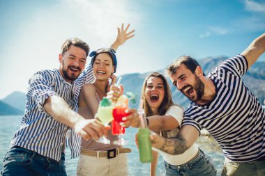 İnsanlar plaj partisi yaz tatili konseptini kutluyor