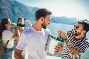 İnsanlar plaj partisi yaz tatili konseptini kutluyor