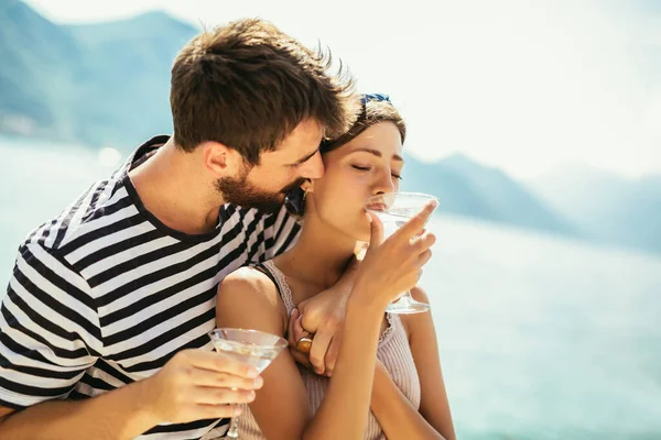 Schönes Paar Amüsiert Sich Strand Trinkt Cocktails Und Lächelt — Stockfoto