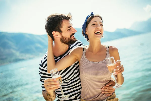Schönes Paar Amüsiert Sich Strand Trinkt Cocktails Und Lächelt — Stockfoto