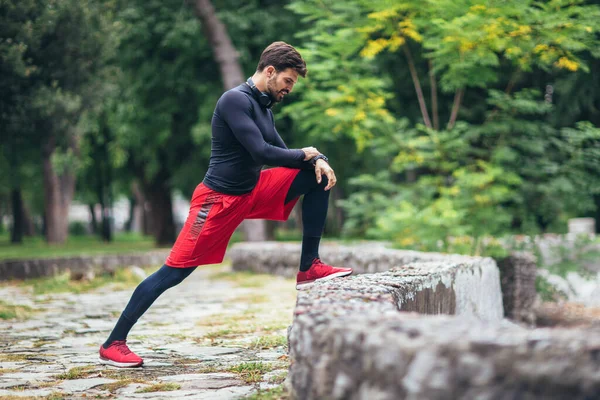 Treinamento Corredor Atleta Masculino Alongamento Músculos Parque Saudável Fitness Estilo — Fotografia de Stock