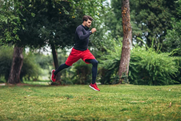 Biegacz Biegający Mężczyzna Parku Trening Świeżym Powietrzu — Zdjęcie stockowe