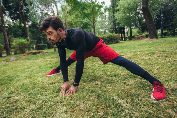 Trening Biegaczy Sportowiec Rozciągający Mięśnie Parku Zdrowy Fitness Wellness Styl — Zdjęcie stockowe