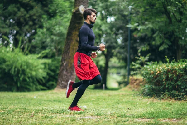 Biegacz Biegający Mężczyzna Parku Trening Świeżym Powietrzu — Zdjęcie stockowe