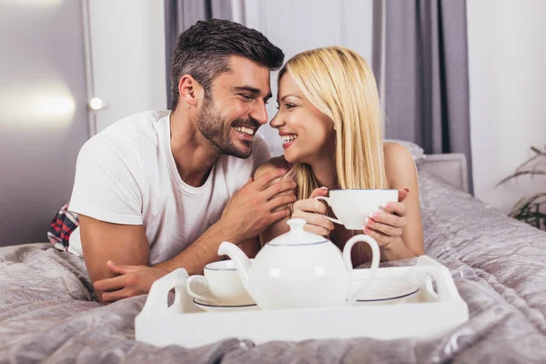 Coppia Carina Che Colazione Letto Camera Letto — Foto Stock