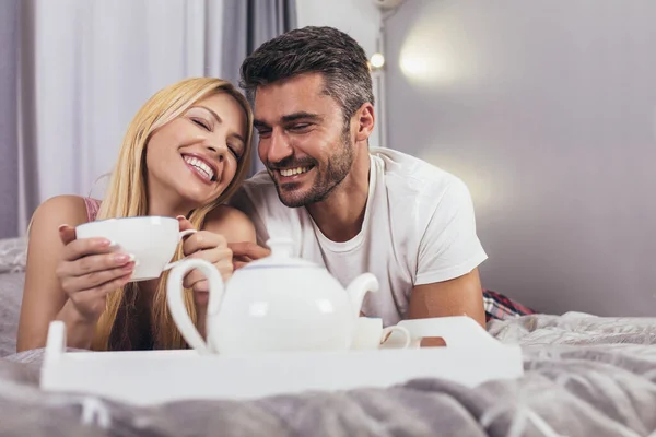 Coppia Carina Che Colazione Letto Camera Letto — Foto Stock