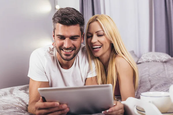 Sonriente Pareja Joven Relajada Usando Tableta Digital Cama Casa — Foto de Stock