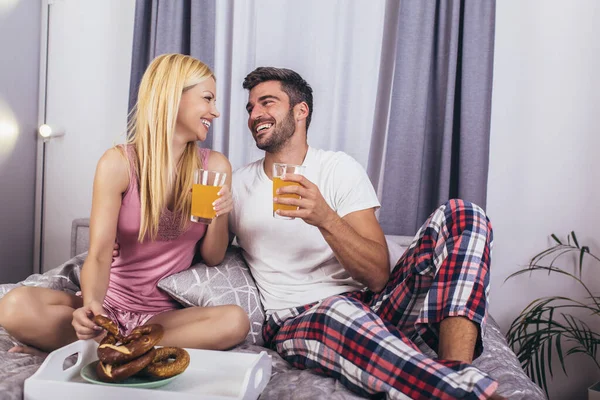 浪漫快乐的夫妻在床上吃早餐 — 图库照片