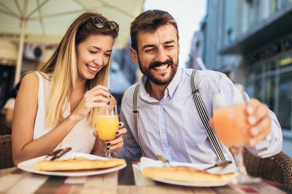 Joven Pareja Feliz Comiendo Pizza Para Almuerzo Restaurante —  Fotos de Stock