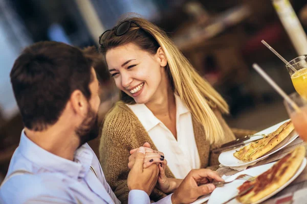 Jeune Couple Heureux Mangeant Pizza Pour Déjeuner Dans Restaurant — Photo