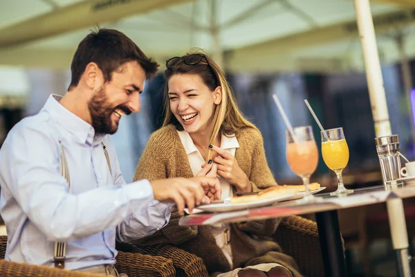 Jeune Couple Heureux Mangeant Pizza Pour Déjeuner Dans Restaurant — Photo