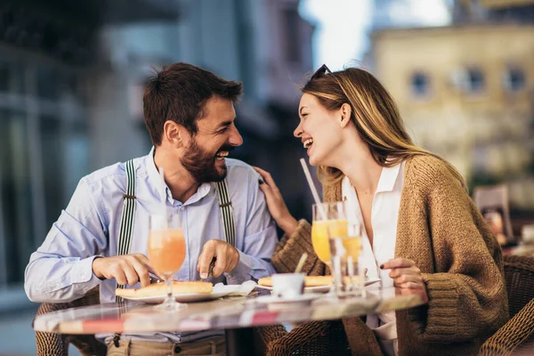 Junges Glückliches Paar Isst Pizza Zum Mittagessen Einem Restaurant — Stockfoto