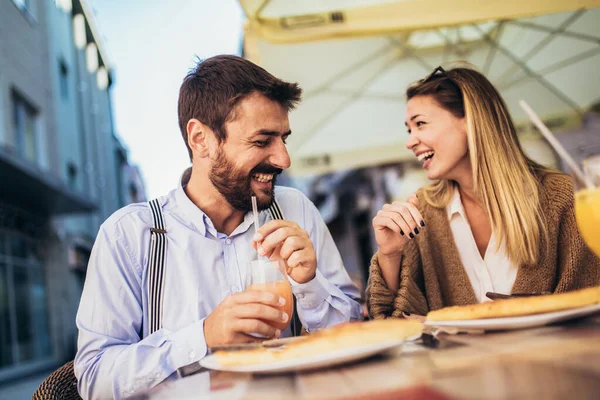 Jovem Casal Feliz Comendo Pizza Para Almoço Restaurante — Fotografia de Stock