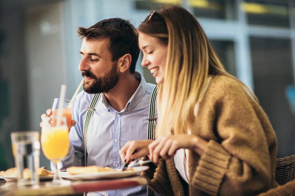 Egy Fiatal Boldog Pár Pizzát Eszik Ebédre Egy Étteremben — Stock Fotó