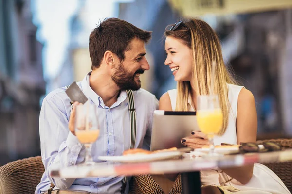 Pareja Compras Línea Cafetería Utilizando Tableta Digital Tarjeta Crédito —  Fotos de Stock