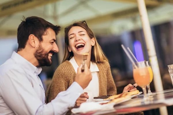 Junges Glückliches Paar Isst Pizza Zum Mittagessen Einem Restaurant — Stockfoto