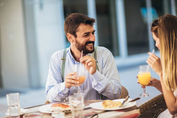 Jeune Couple Heureux Mangeant Pizza Pour Déjeuner Dans Restaurant — Photo