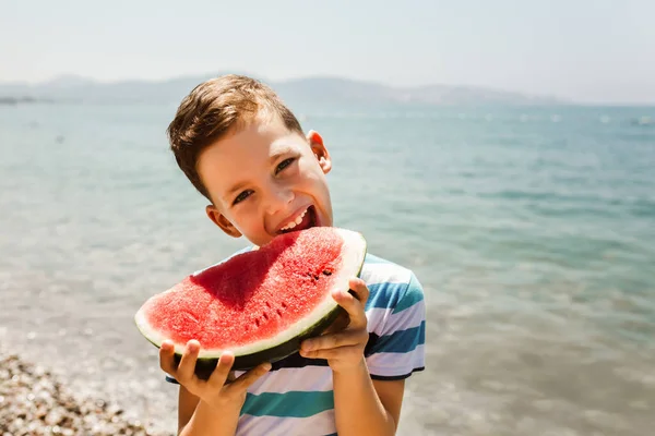 Bambino Allegro Mangiare Succosa Anguria Sul Mare — Foto Stock