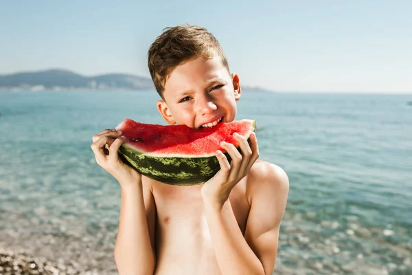 Veselé Dítě Šťavnatý Meloun Moři — Stock fotografie