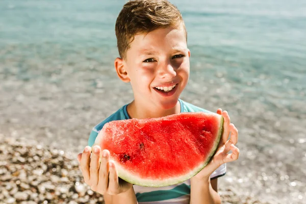 Glada Barn Äter Saftig Vattenmelon Havet — Stockfoto