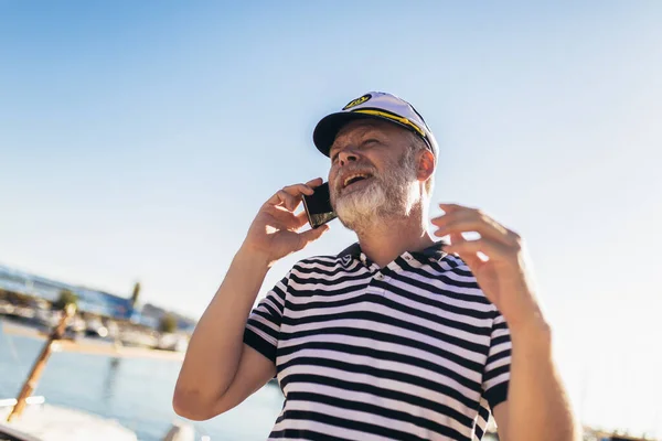 Volwassen Man Staat Buurt Van Zee Gekleed Een Matrozenhemd Hoed — Stockfoto