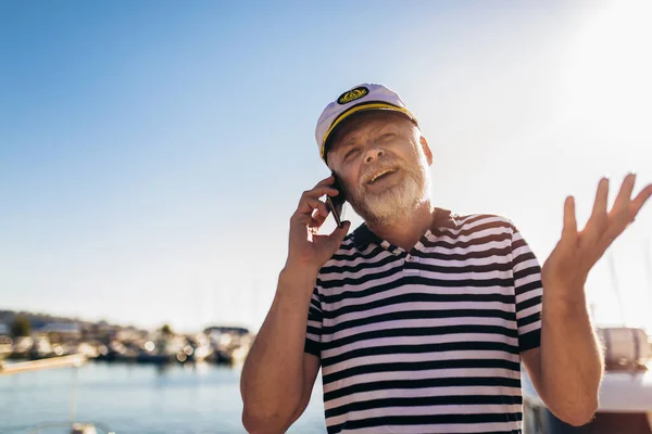 Starší Muž Stojící Moře Oblečený Námořnické Košili Klobouku Pomocí Chytrého — Stock fotografie