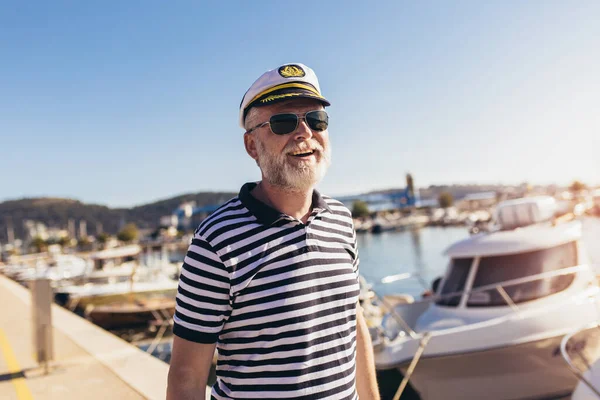 Volwassen Man Bij Zee Gekleed Een Matrozenhemd Hoed — Stockfoto