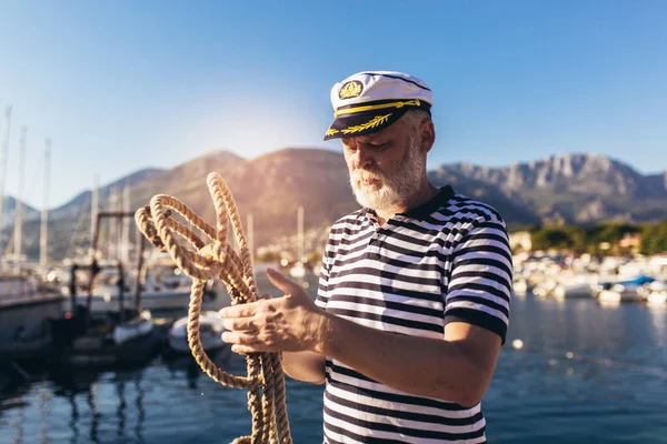 Volwassen Man Buurt Van Zee Gekleed Een Zeemanshemd Hoed Met — Stockfoto