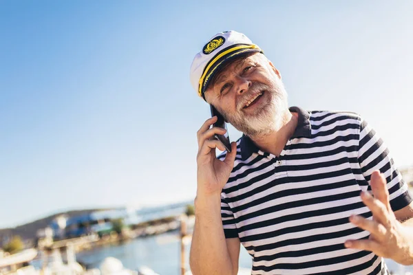 Reifer Mann Steht Meer Und Trägt Matrosenhemd Und Hut Mit — Stockfoto