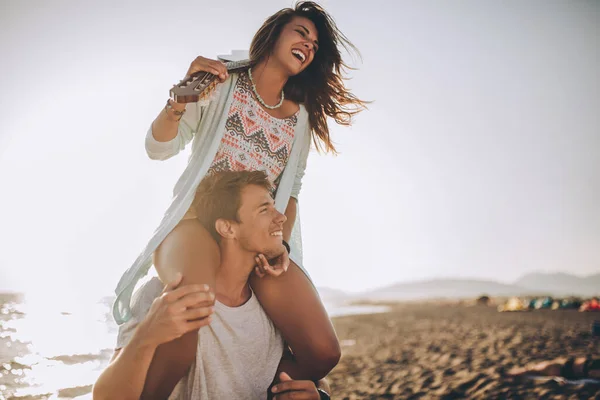 Praia Casal Rindo Amor Romance Viagens Lua Mel Férias Verão — Fotografia de Stock