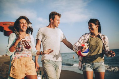 Bir grup arkadaş plajda takılıyorlar..