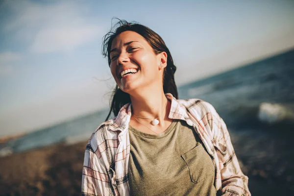 Une Femme Heureuse Sur Plage Portrait Belle Fille Coucher Soleil — Photo