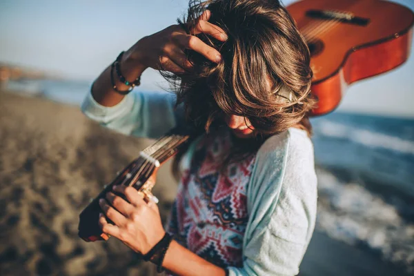 Mujer Joven Con Guitarra Playa Atardecer — Foto de Stock