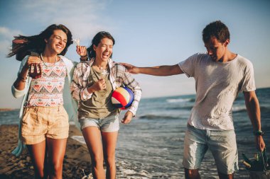 Bir grup arkadaş plajda takılıyorlar..