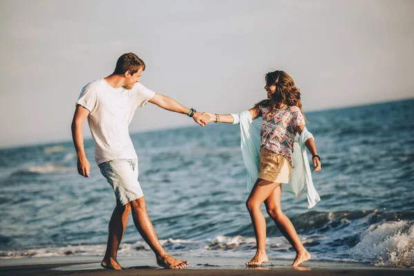 Praia Casal Rindo Amor Romance Viagens Lua Mel Férias Verão — Fotografia de Stock