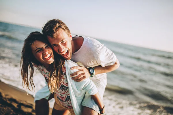 Praia Casal Rindo Amor Romance Viagens Lua Mel Férias Verão — Fotografia de Stock