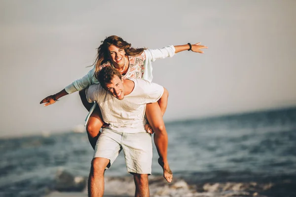 Happy Smiling Summer Couple Piggyback Together Arms Outstretched Beautiful Beach — Stock Photo, Image