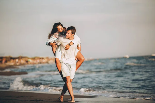 Portrait Man Carrying Girlfriend His Back Beach — Stock Photo, Image
