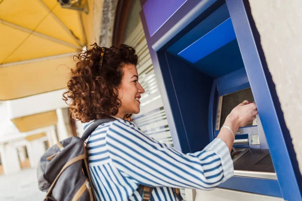 Atractiva Turista Utiliza Una Tarjeta Crédito Cerca Del Cajero Automático —  Fotos de Stock