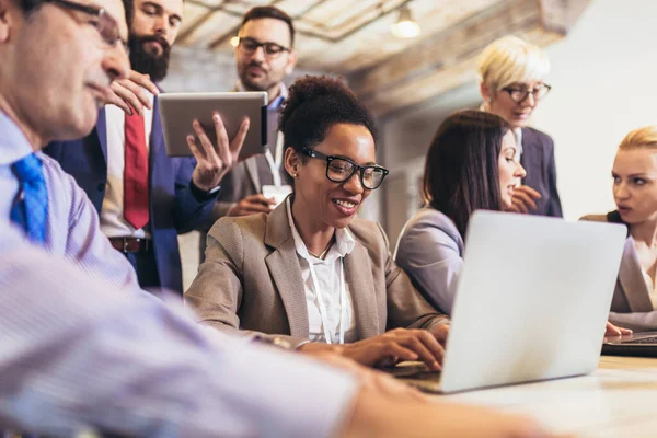 Team Colleghi Creativi Discute Uso Del Computer Sul Posto Lavoro — Foto Stock