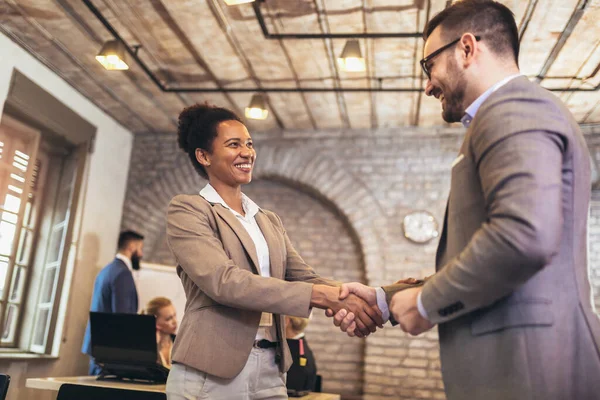 Bienvenido Nuestro Equipo Jóvenes Hombres Negocios Modernos Ropa Casual Inteligente — Foto de Stock