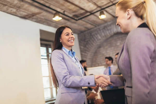 Willkommen Unserem Team Junge Moderne Frau Schicker Freizeitkleidung Beim Händeschütteln — Stockfoto