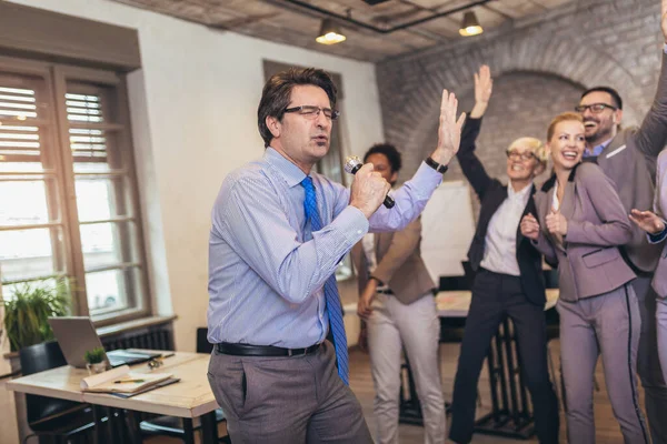 商界人士在同事间举行卡拉Ok派对 一边唱歌 一边跳舞 一边玩乐 — 图库照片