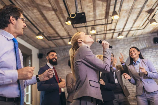 Επιχειρηματίες Που Κάνουν Ένα Καραόκε Πάρτι Στο Γραφείο Τραγουδούν Χορεύουν — Φωτογραφία Αρχείου