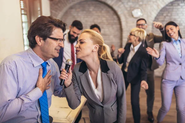 Les Gens Affaires Faisant Une Fête Karaoké Bureau Chantant Dansant — Photo