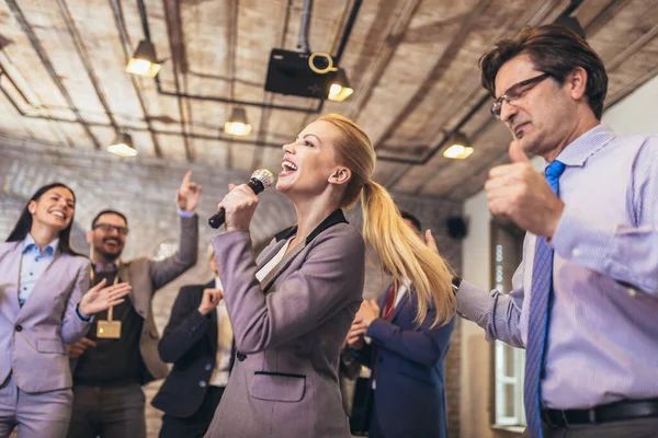 Επιχειρηματίες Που Κάνουν Καραόκε Πάρτι Χώρο Συνεργασίας Τραγουδούν Χορεύουν Και — Φωτογραφία Αρχείου