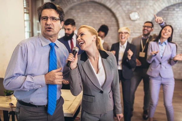 Pessoas Negócios Fazendo Uma Festa Karaoke Escritório Cantando Dançando Divertindo — Fotografia de Stock