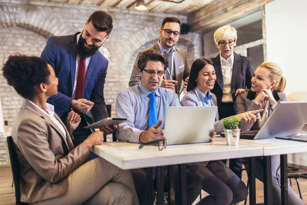 Team Colleghi Creativi Discute Uso Del Computer Sul Posto Lavoro — Foto Stock