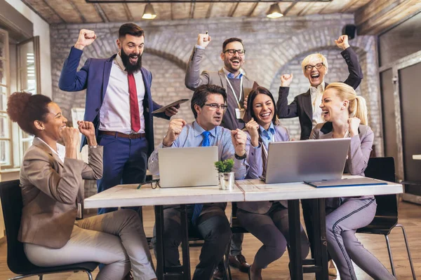 Team Colleghi Creativi Discute Uso Del Computer Sul Posto Lavoro — Foto Stock