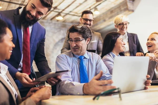 Kreativa Mångsidiga Kollegor Laget Diskutera Online Projekt Använda Dator Arbetsplatsen — Stockfoto